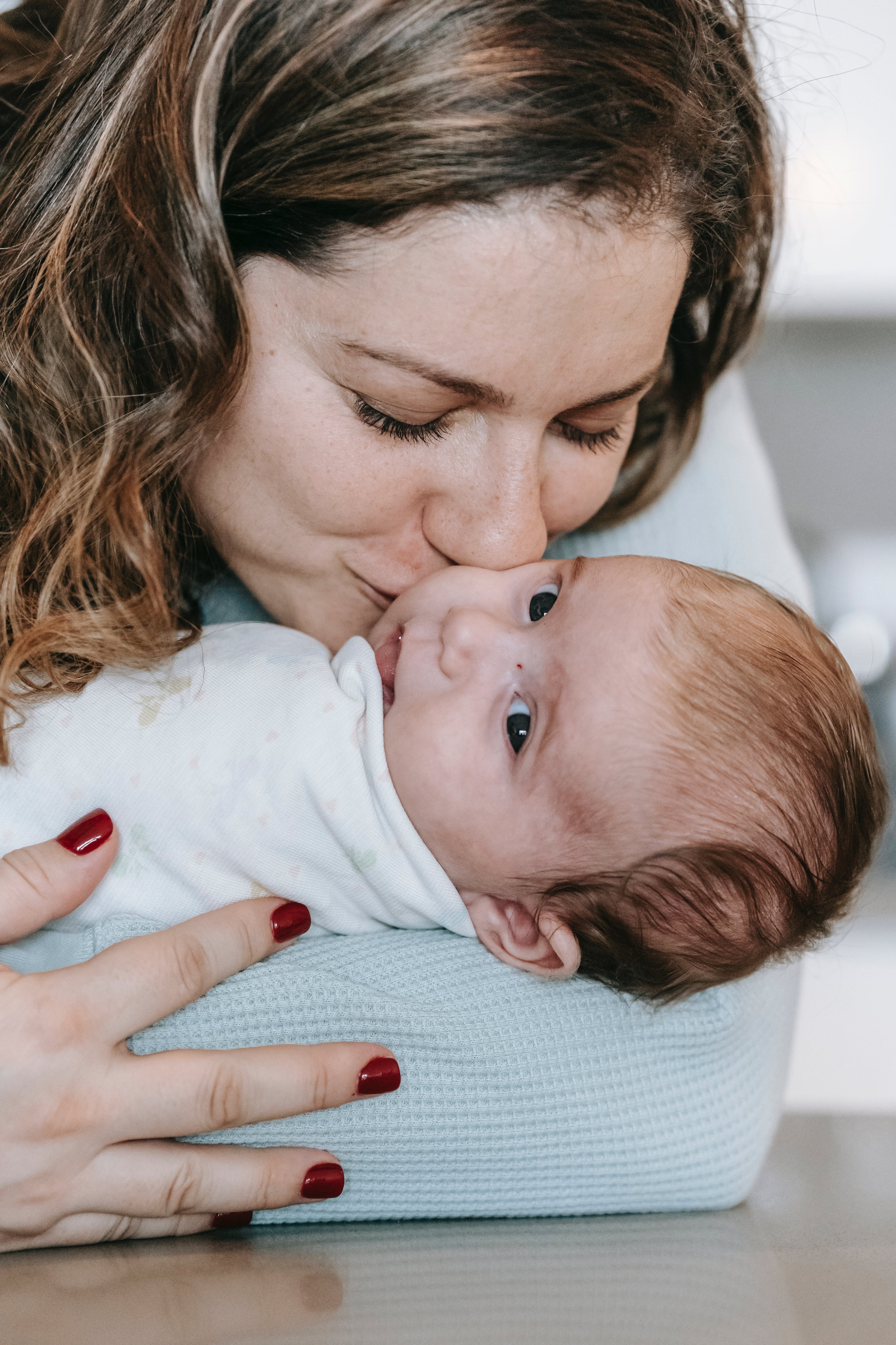 My approach as a birth photographer in Paris: natural birth photos for unique and unforgettable memories​